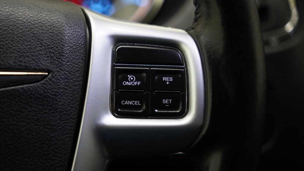 2013 Chrysler Town & Country Image 25