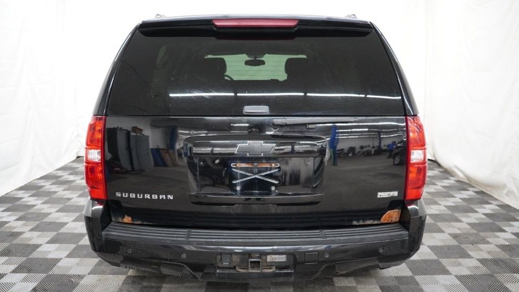 2010 Chevrolet Suburban Image 2