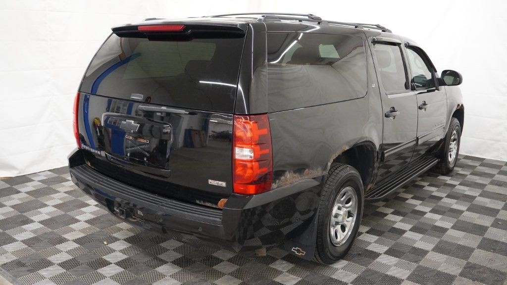 2010 Chevrolet Suburban Image 6