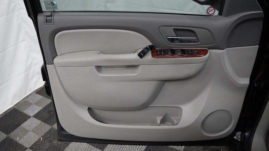 2010 Chevrolet Suburban Image 10
