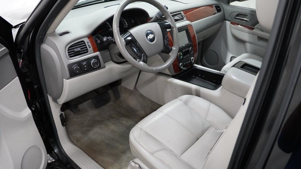 2010 Chevrolet Suburban Image 11