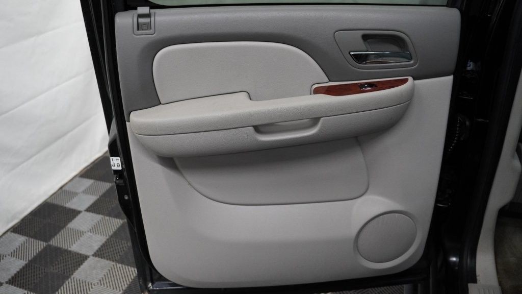 2010 Chevrolet Suburban Image 14