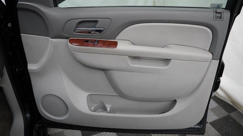 2010 Chevrolet Suburban Image 17