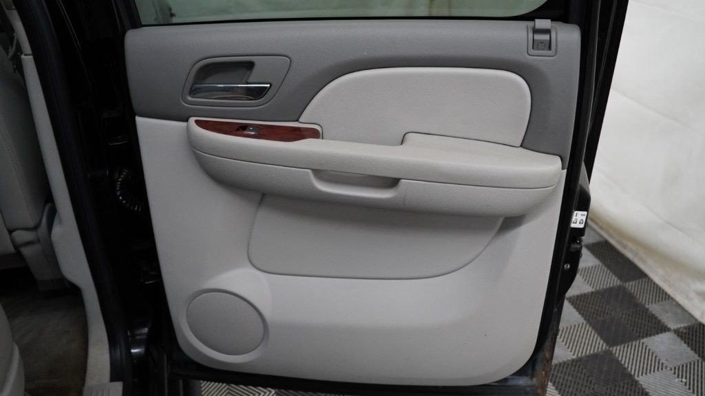 2010 Chevrolet Suburban Image 21
