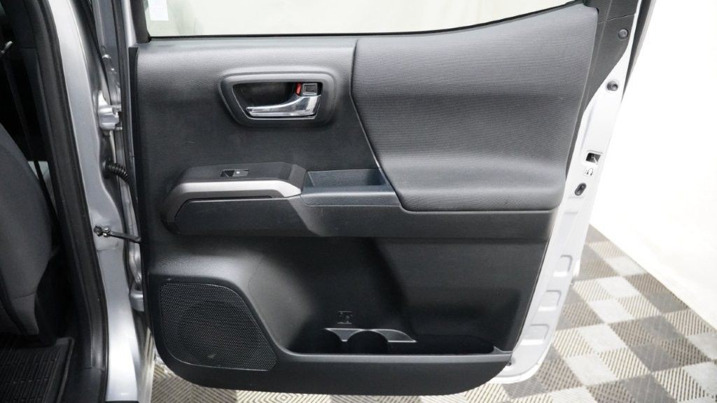 2018 Toyota Tacoma Image 24