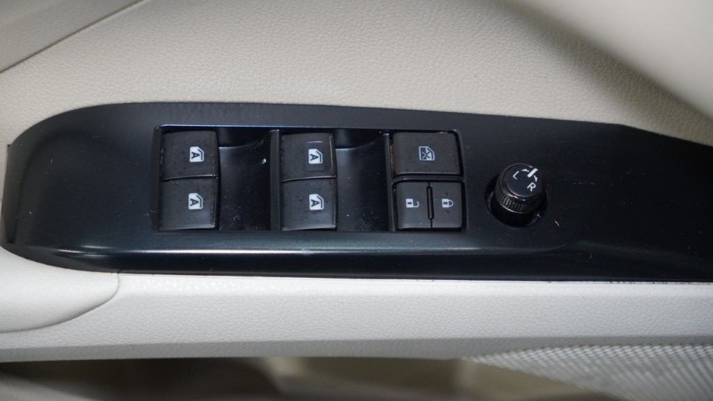 2019 Toyota Camry Image 12