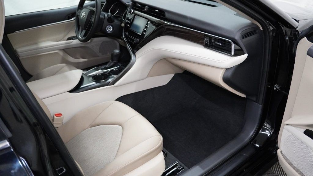 2019 Toyota Camry Image 19