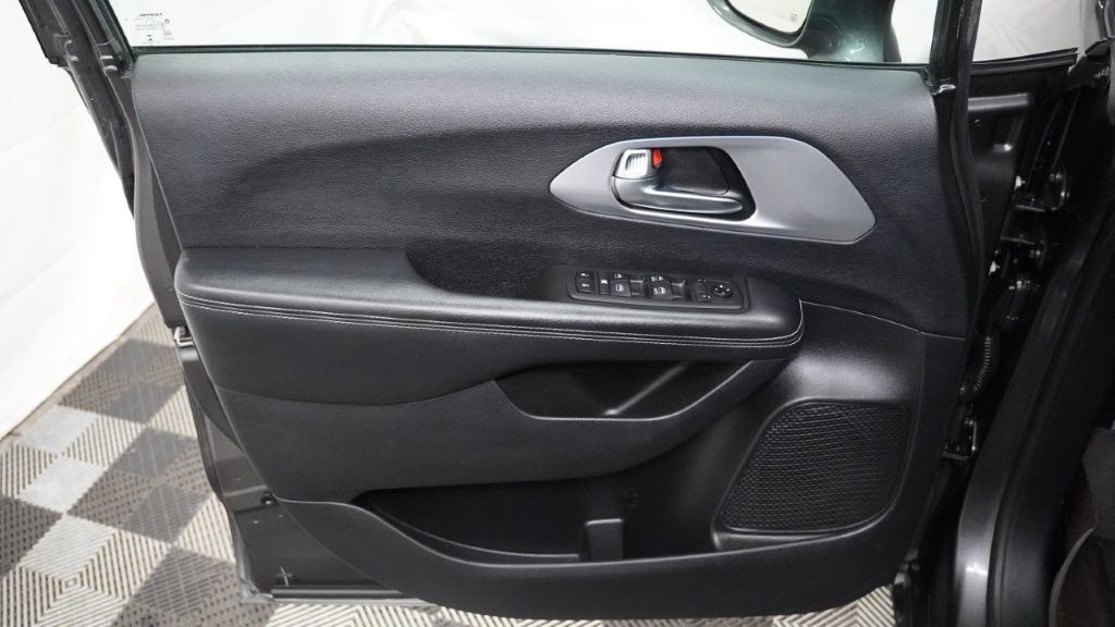 2019 Chrysler Pacifica Image 12
