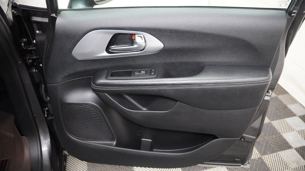 2019 Chrysler Pacifica Image 17