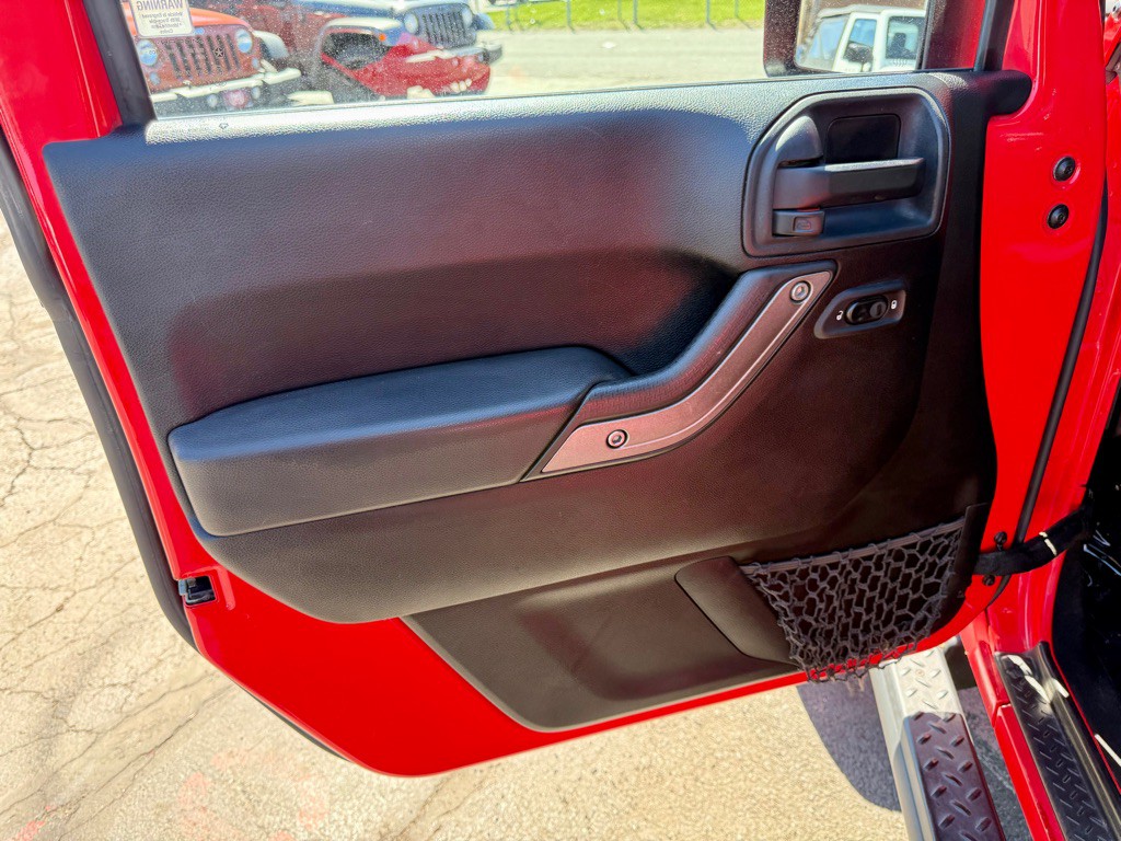 2013 Jeep Wrangler Image 20