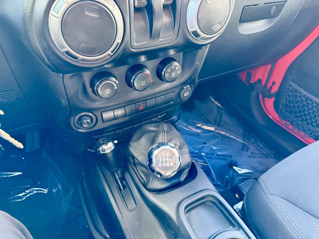 2013 Jeep Wrangler Image 23