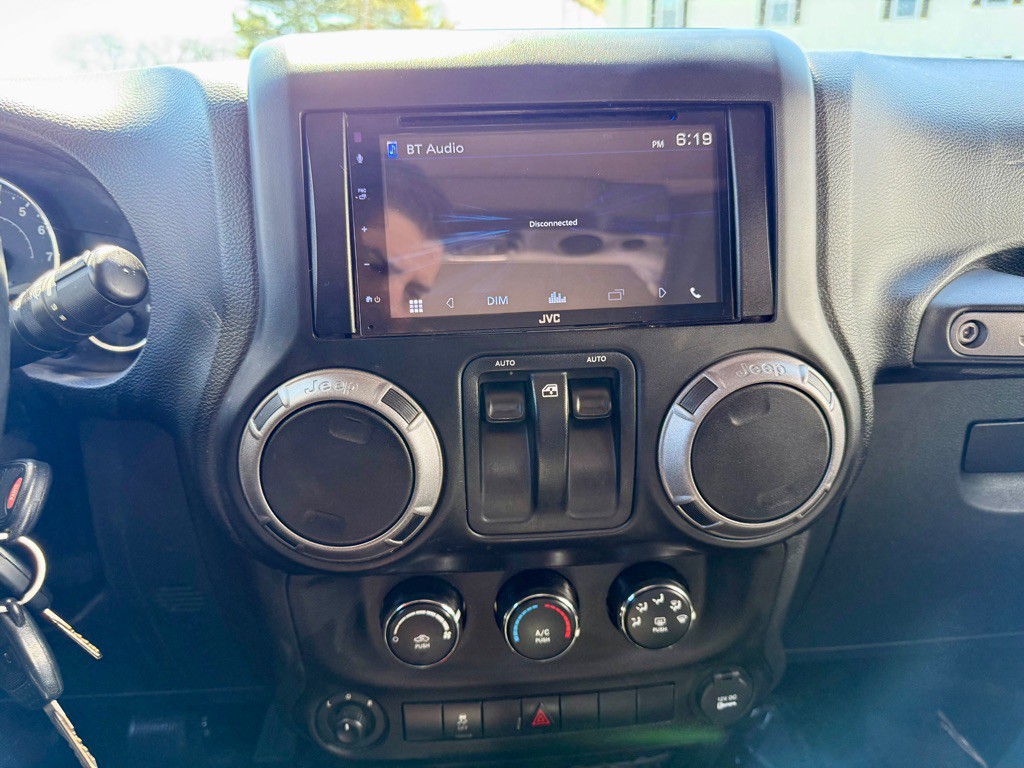 2013 Jeep Wrangler Image 24