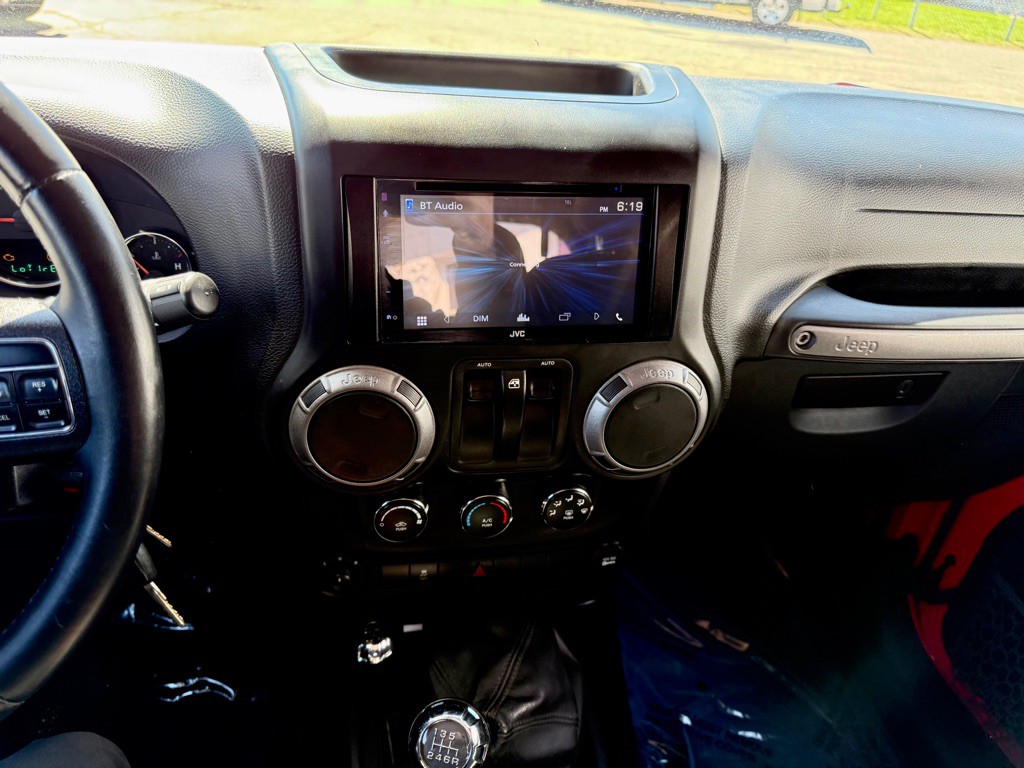 2013 Jeep Wrangler Image 25