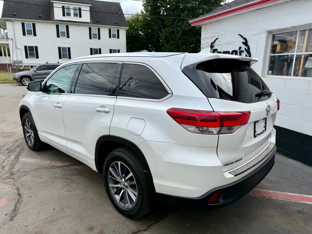 2017 Toyota Highlander Image 8
