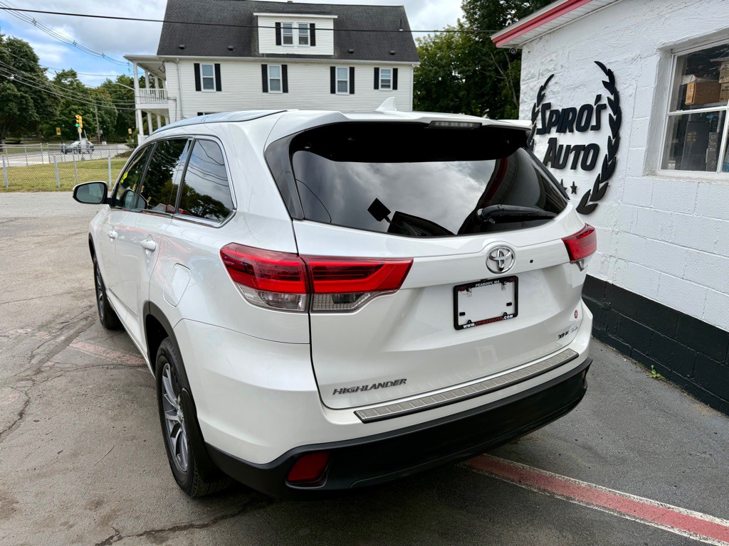 2017 Toyota Highlander Image 9