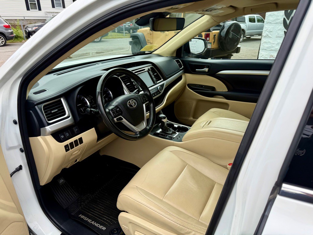2017 Toyota Highlander Image 19