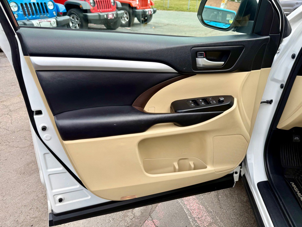 2017 Toyota Highlander Image 22