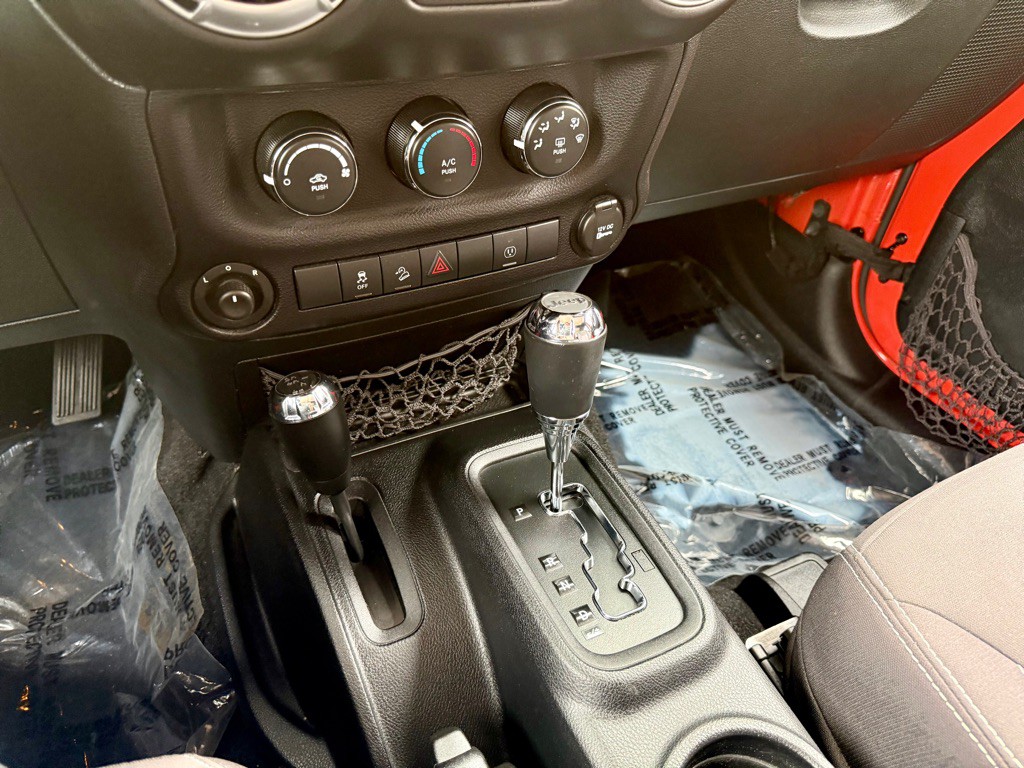 2015 Jeep Wrangler Image 25