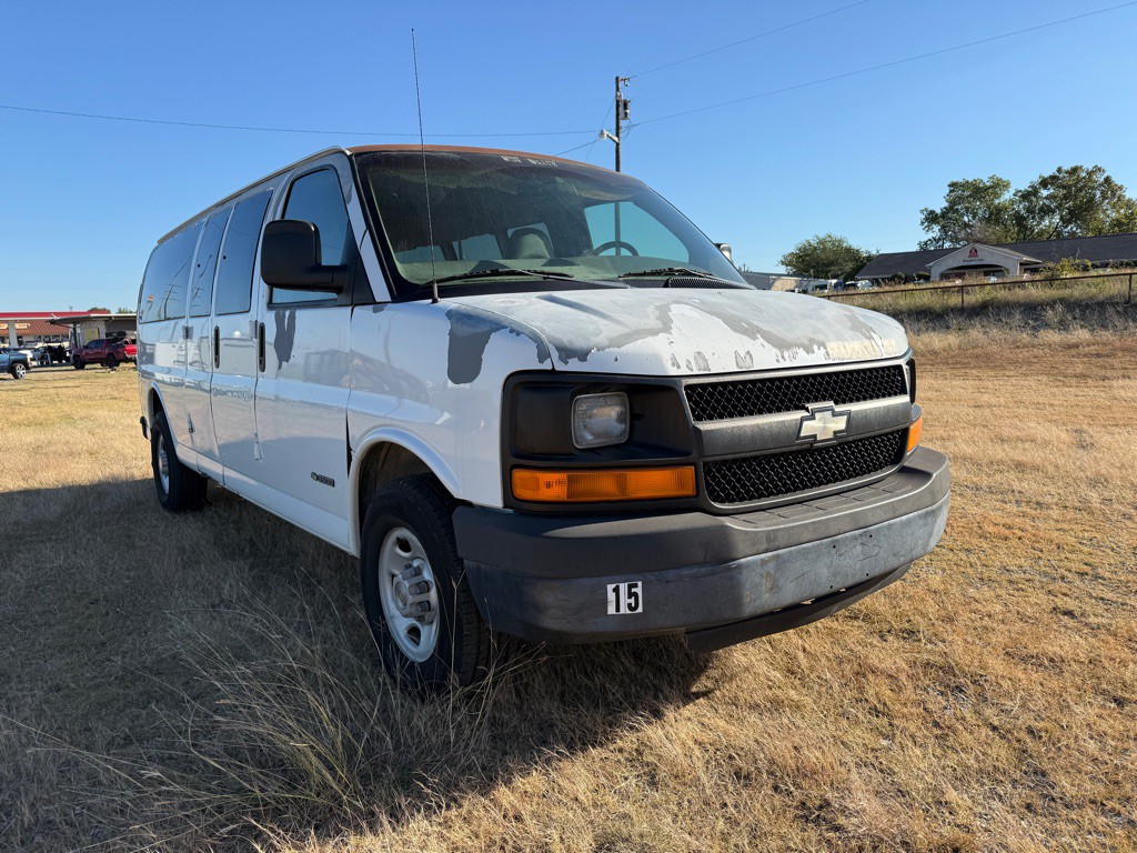 2003 Chevrolet Express Image 2