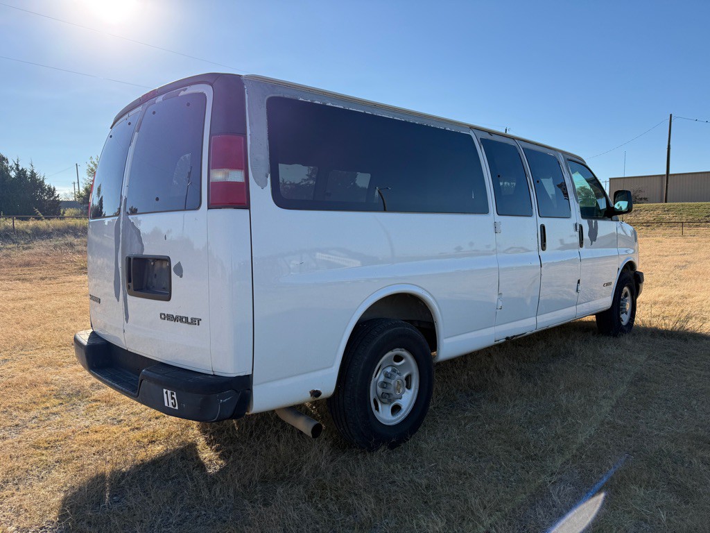2003 Chevrolet Express Image 3