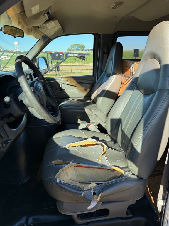 2003 Chevrolet Express Image 5