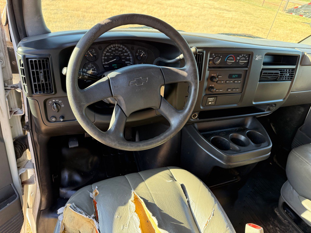 2003 Chevrolet Express Image 6