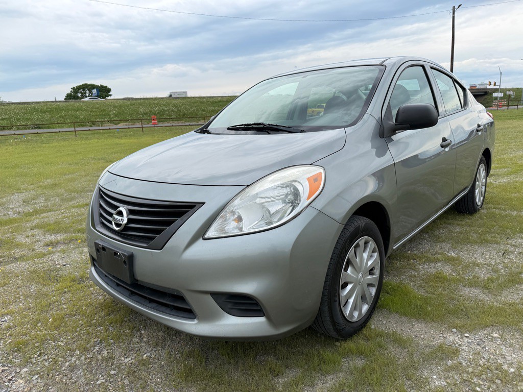 2012 Nissan Versa Image 2