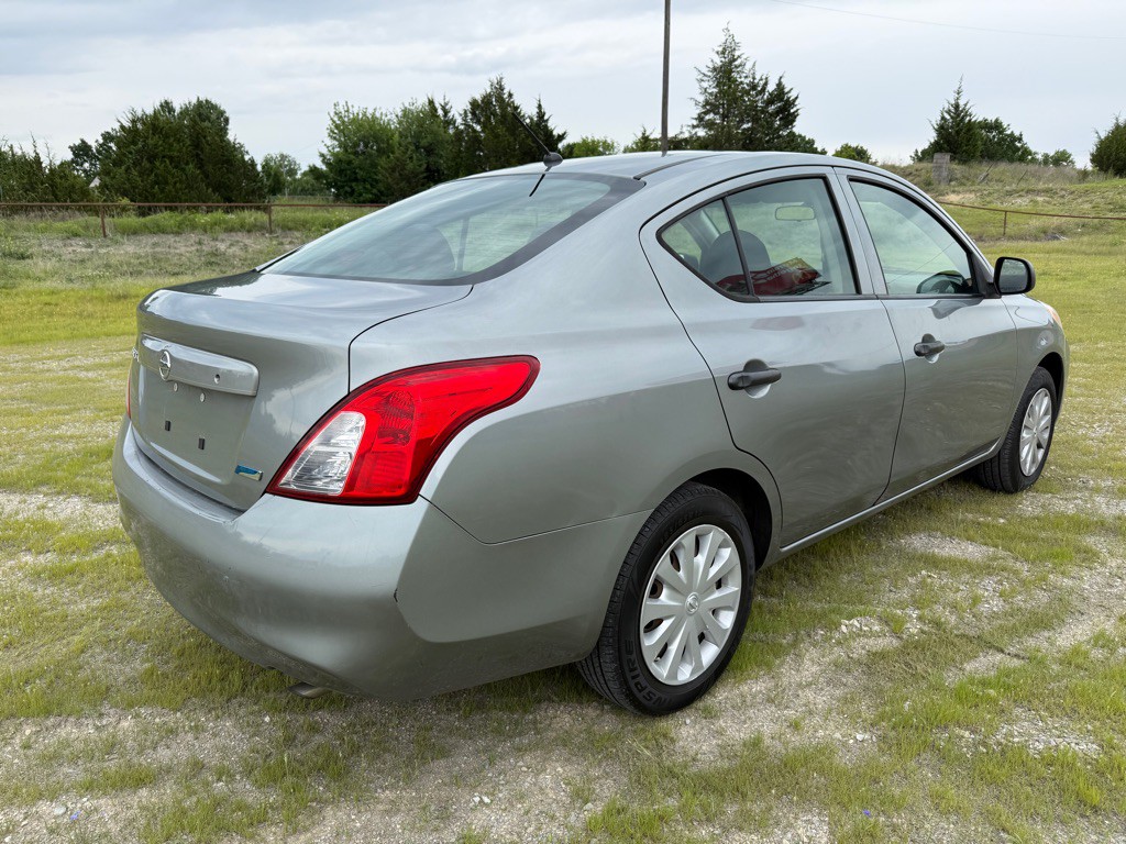 2012 Nissan Versa Image 4