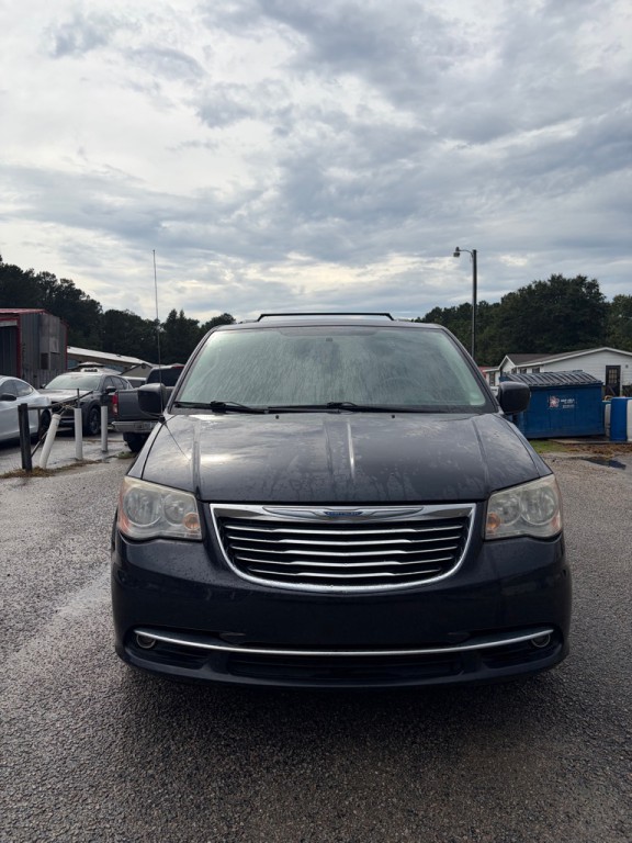 2013 Chrysler Town & Country Image 2