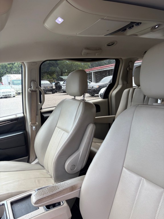 2013 Chrysler Town & Country Image 4