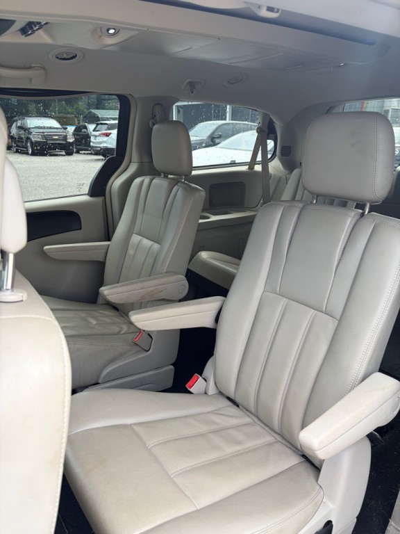 2013 Chrysler Town & Country Image 5