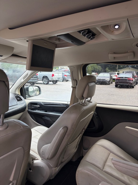 2013 Chrysler Town & Country Image 7