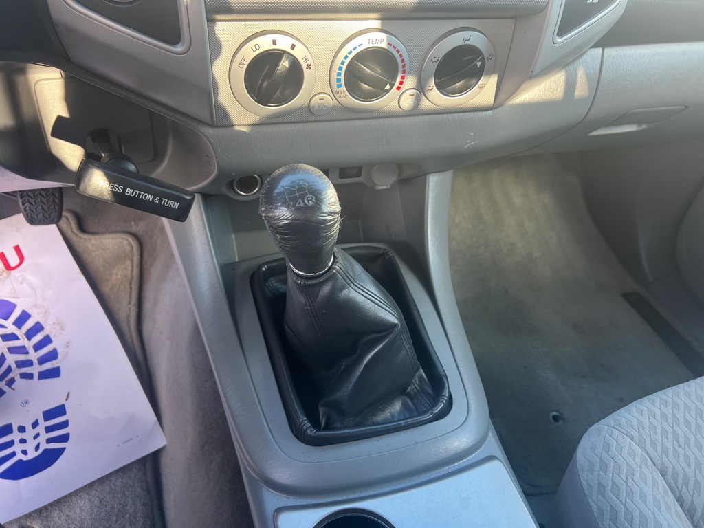 2010 Toyota Tacoma Image 24