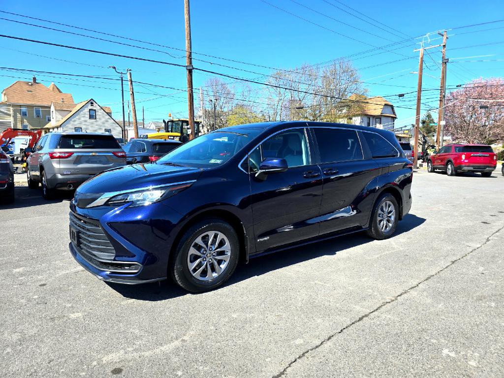 2021 Toyota Sienna Image 2