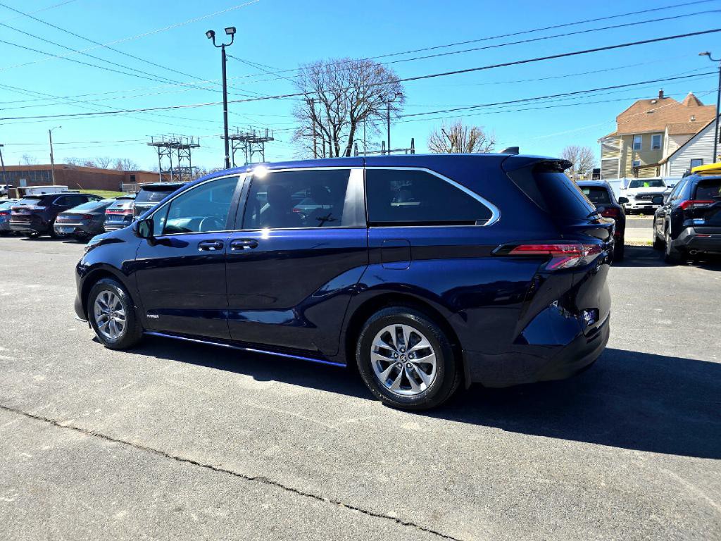 2021 Toyota Sienna Image 3