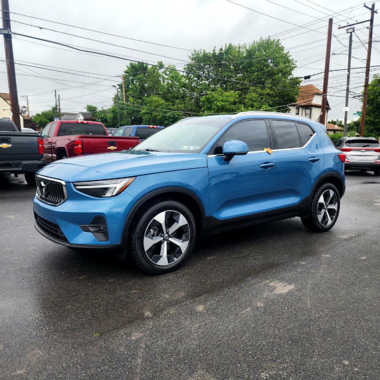 2023 Volvo XC40 Image 2