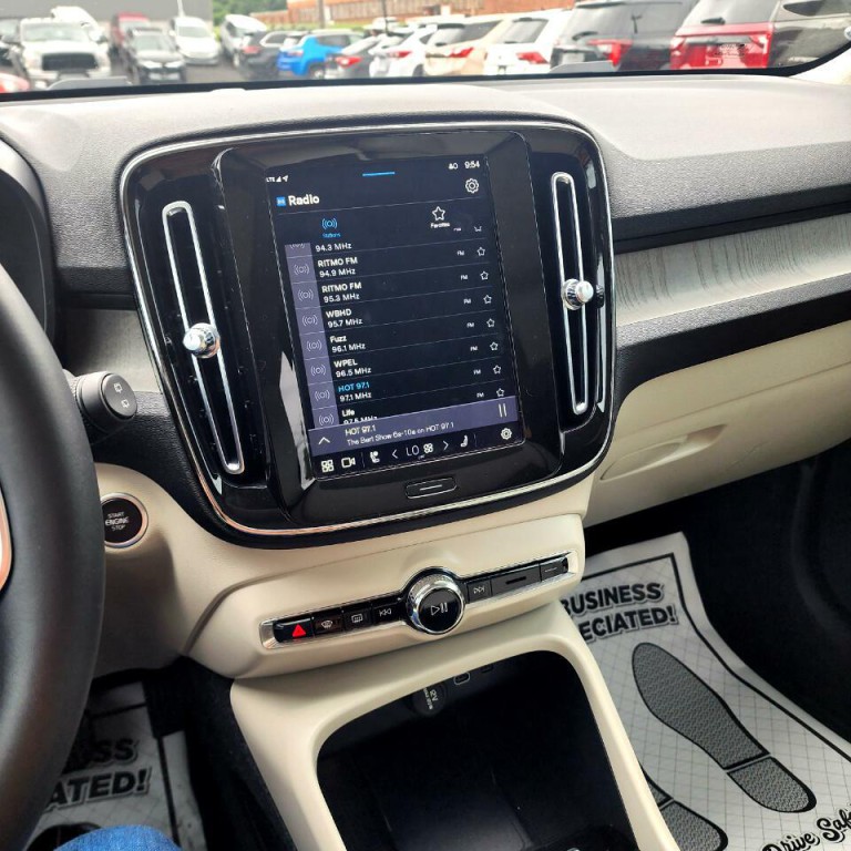 2023 Volvo XC40 Image 9