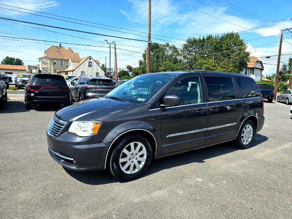 2016 Chrysler Town & Country Image 2