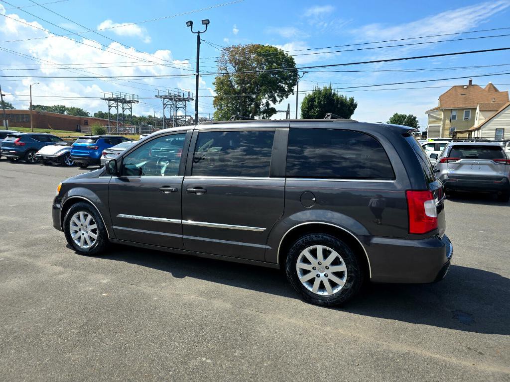 2016 Chrysler Town & Country Image 3