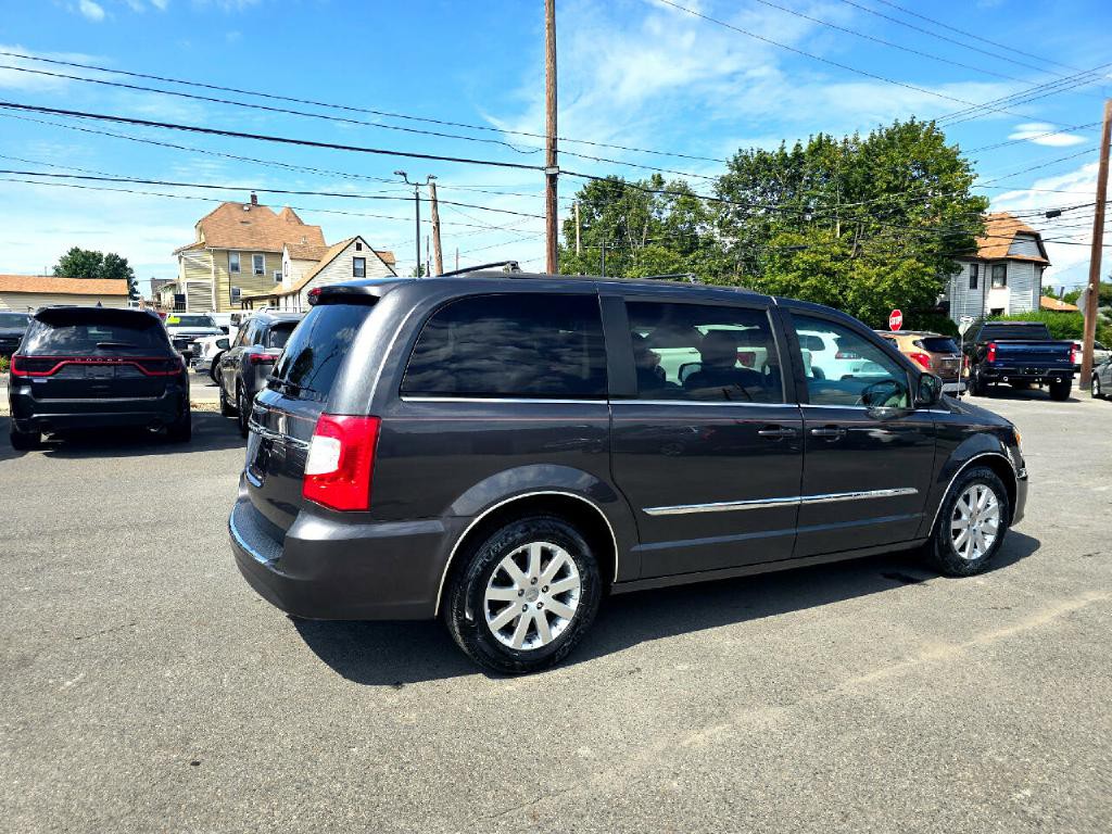 2016 Chrysler Town & Country Image 4