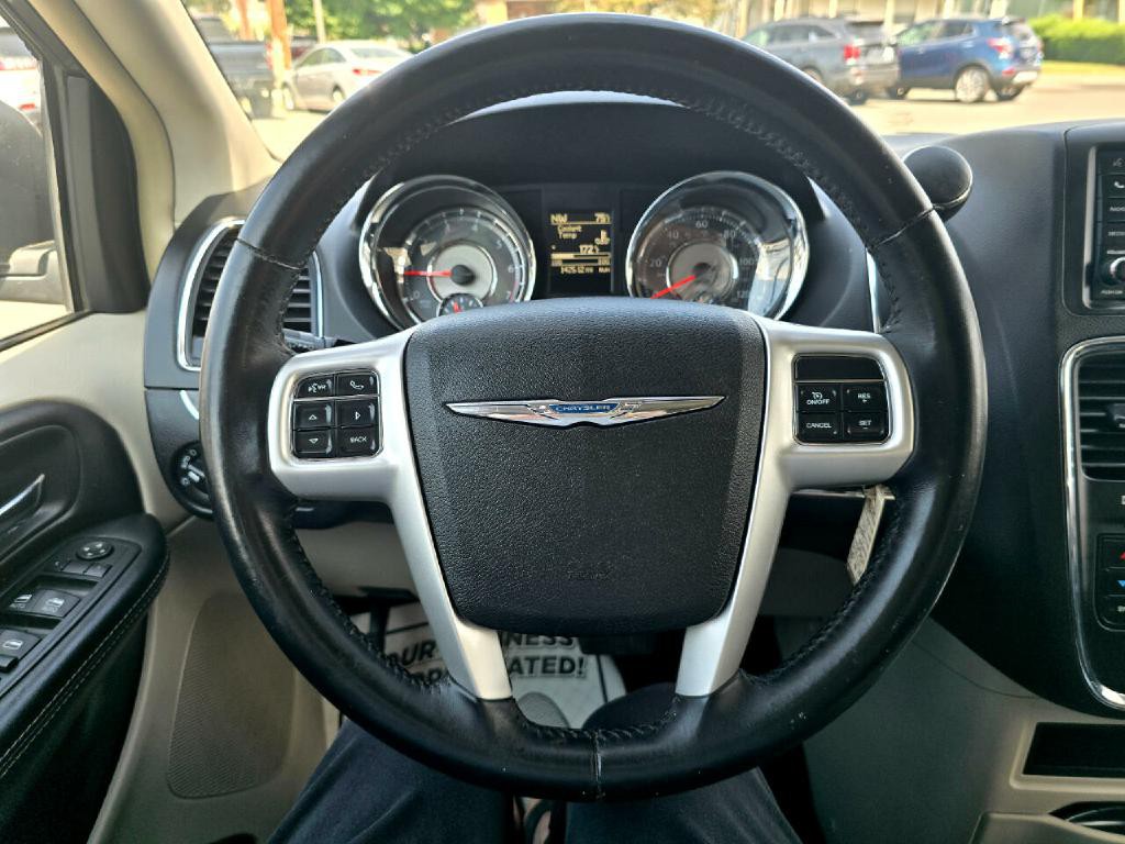 2016 Chrysler Town & Country Image 6