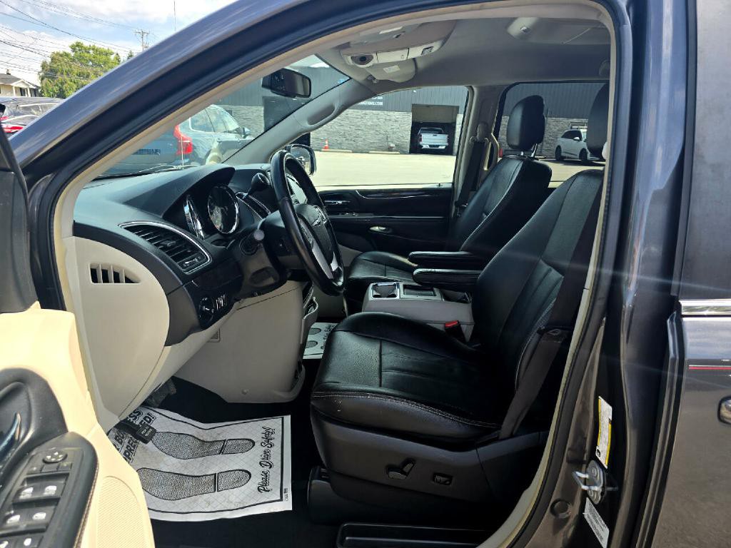 2016 Chrysler Town & Country Image 12