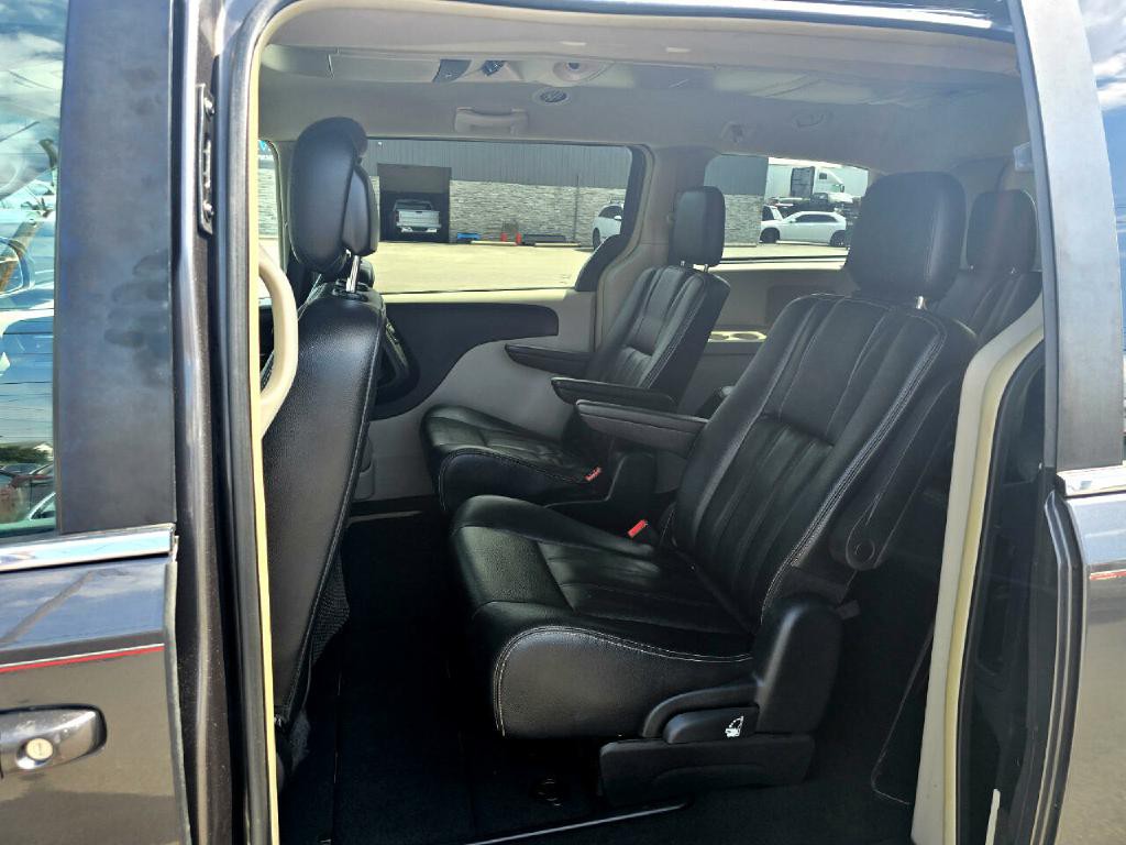 2016 Chrysler Town & Country Image 13