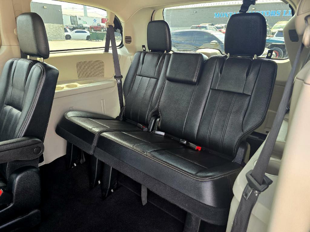 2016 Chrysler Town & Country Image 14
