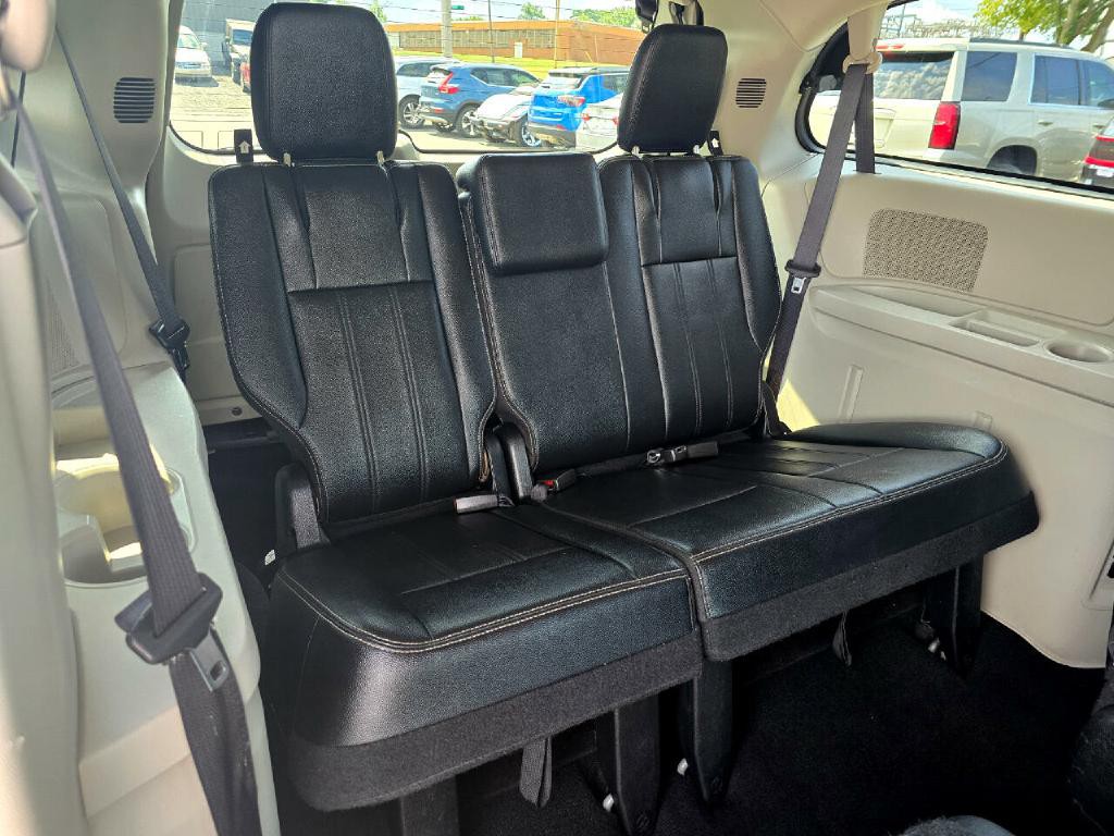 2016 Chrysler Town & Country Image 15