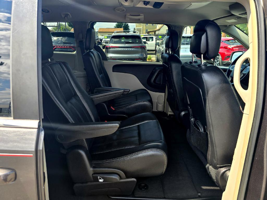 2016 Chrysler Town & Country Image 16