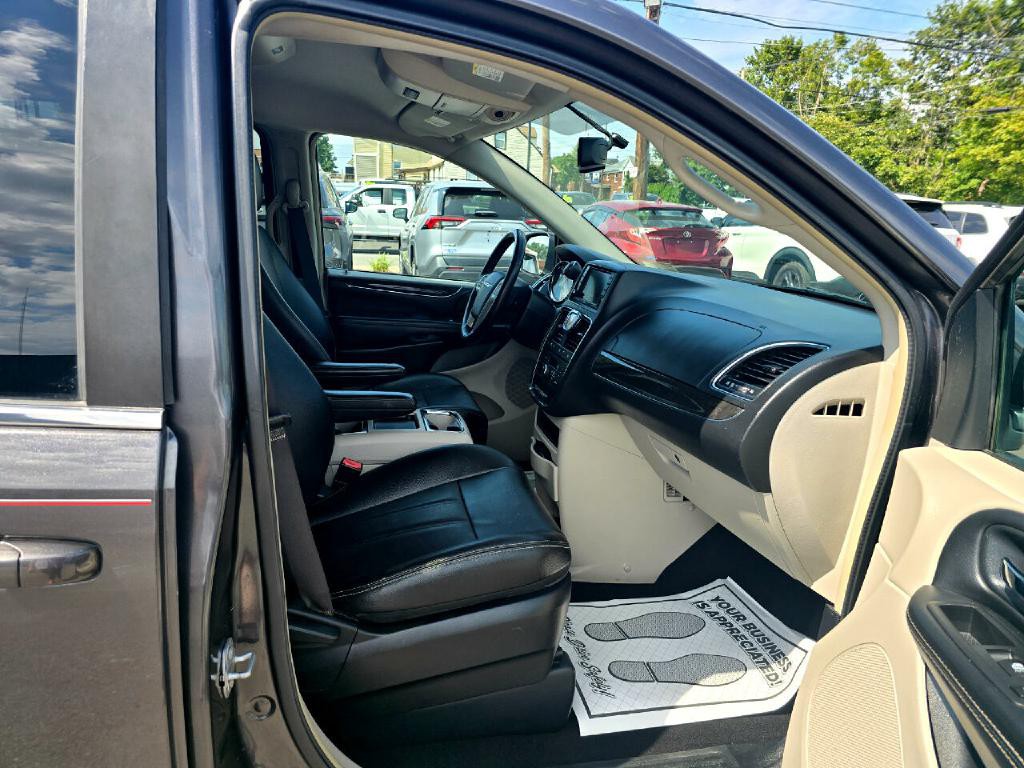 2016 Chrysler Town & Country Image 17