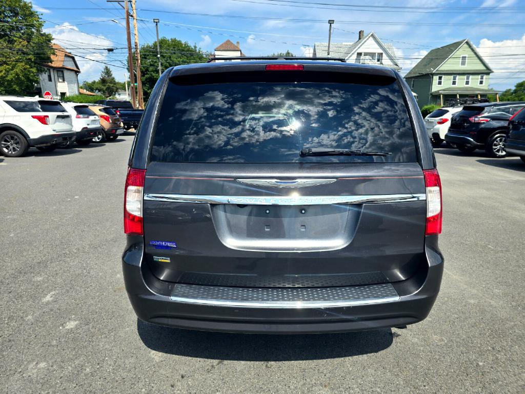 2016 Chrysler Town & Country Image 18