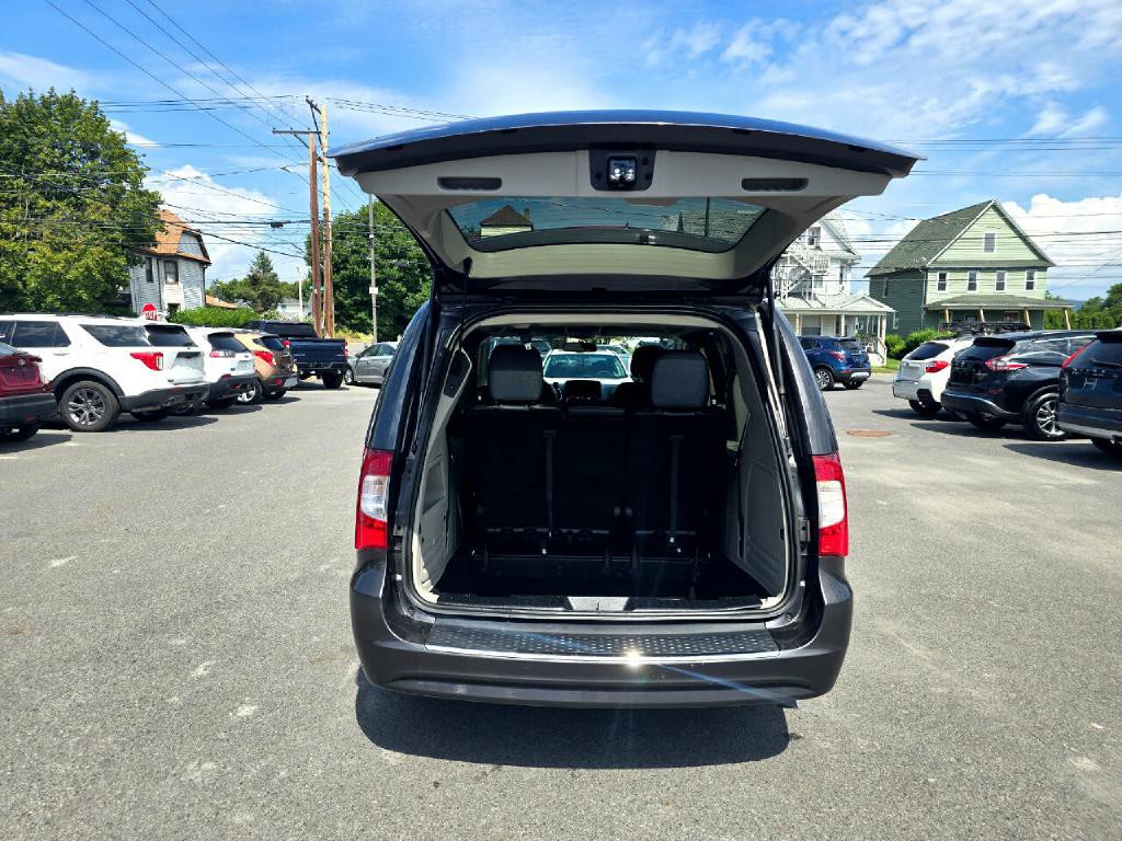 2016 Chrysler Town & Country Image 19