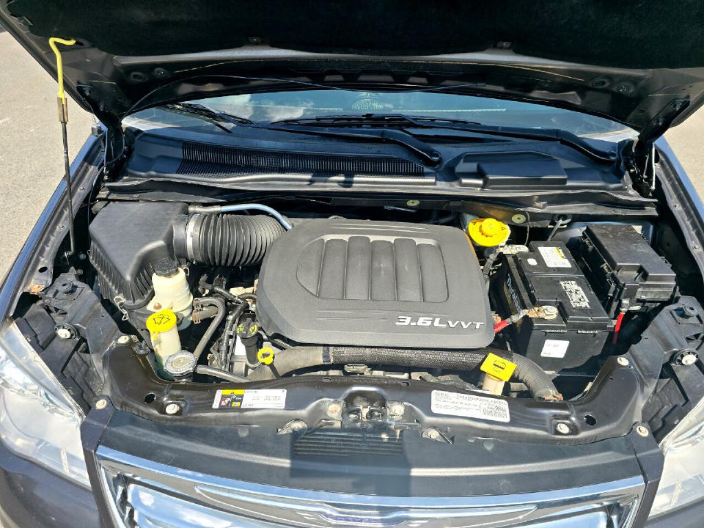 2016 Chrysler Town & Country Image 20